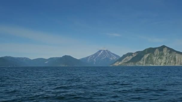 カムチャツカ半島 ロシア 4KのVilyuchinski火山と岩の海岸 — ストック動画