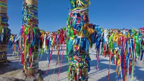 ブルカン岬 バイカル湖 オルホン島 シベリア ロシア 4K上のカラフルなリボンと木製の儀式の柱 — ストック動画