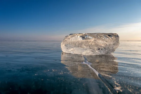 Заморожене Озеро Байкал Сонячне Світло Заломлюється Шматочку Льоду — стокове фото