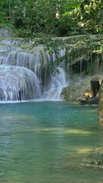 タイのカンチャナブリ県にあるエラワン滝の一つ 垂直ビデオ — ストック動画