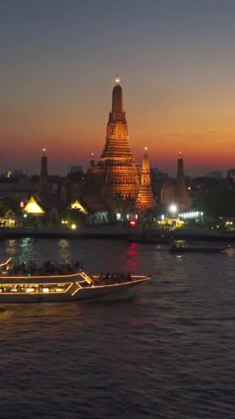 Wat Arun Buddhist Temple Boats Chao Phraya River Twilight Time — 图库视频影像