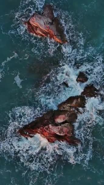 空中俯瞰大海中的波浪和岩石 垂直录像 — 图库视频影像