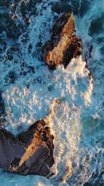 Widok Lotu Ptaka Fale Skały Morzu Pionowe Wideo — Wideo stockowe