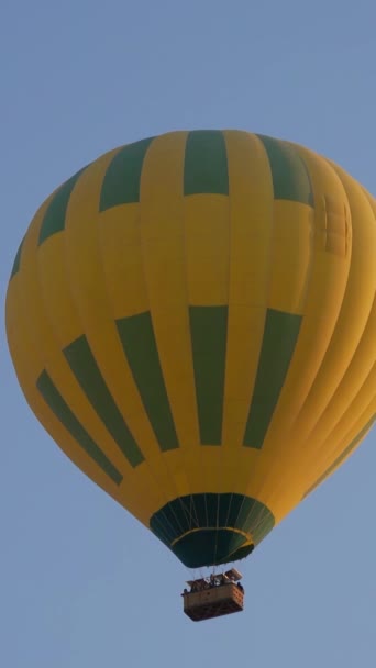 Гаряче Повітряний Балон Літає Блакитному Небі Вертикальне Відео — стокове відео