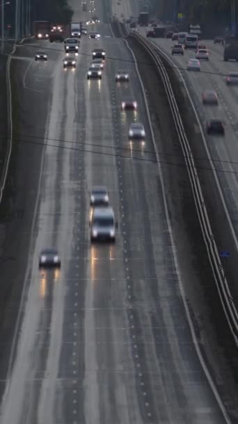 夕暮れ時に高速道路を走行する車タイムラプス 垂直ビデオ — ストック動画