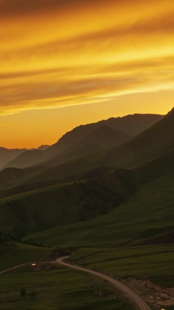 Чудовий Захід Сонця Димних Горах Кавказі Росії Теммелапсе Вертикальне Відео — стокове відео
