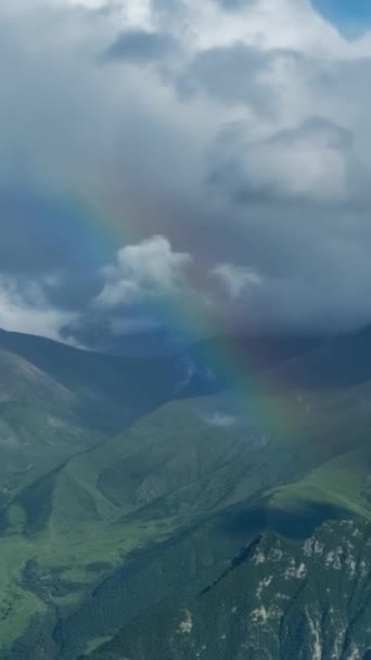 Piękny Letni Krajobraz Tęczą Szybko Poruszającymi Się Chmurami Kaukazie Rosja — Wideo stockowe
