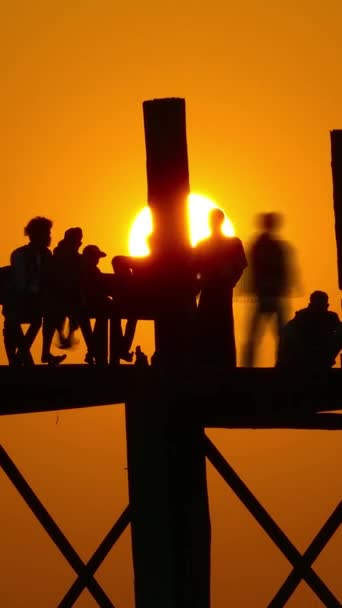 位于缅甸曼德勒的Taungthaman湖上 著名的U Bein柚木桥落日落山 垂直录像 — 图库视频影像