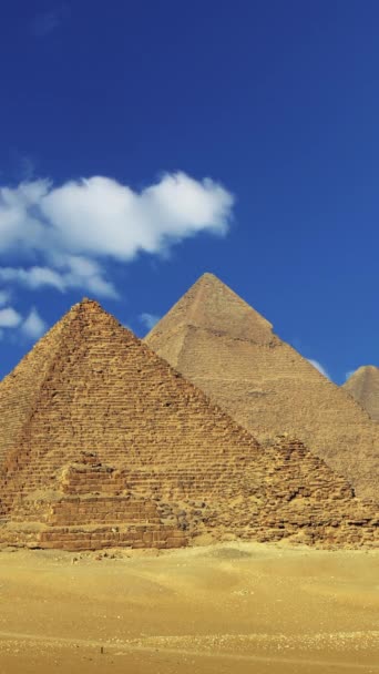Время Облаками Над Большими Пирамидами Египте Вертикальное Видео — стоковое видео