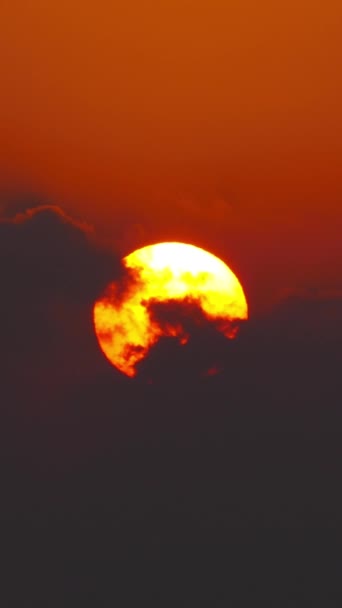 Great Sun Rising Clouds Shot Telephoto Lens Vertical Video — Vídeos de Stock