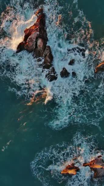 Vue Aérienne Dessus Des Vagues Des Rochers Dans Mer Ralenti — Video