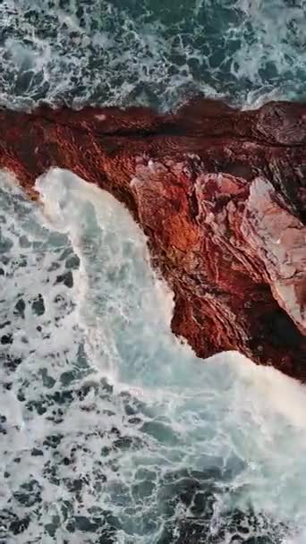 Vue Aérienne Dessus Des Vagues Des Rochers Dans Mer Vidéo — Video