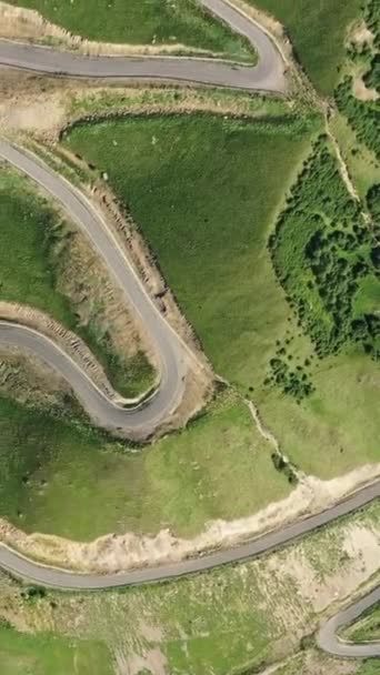 Letecký Pohled Shora Krajinu Vinoucí Silnice Procházející Zelenými Kopci Horami — Stock video