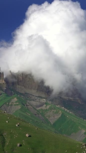Montañas Del Cáucaso Bajo Épicas Nubes Movimiento Cayendo Kabardino Balkaria — Vídeos de Stock