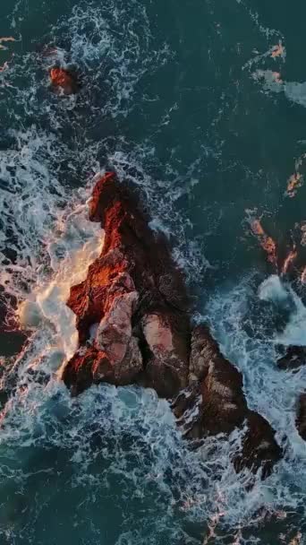 Vue Aérienne Dessus Des Vagues Des Rochers Dans Mer Vidéo — Video