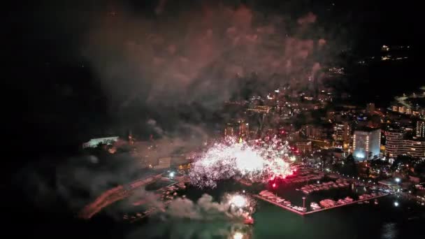Luchtfoto Van Helder Vuurwerk Exploderen Met Kleurrijke Lichten Kust Kleine — Stockvideo