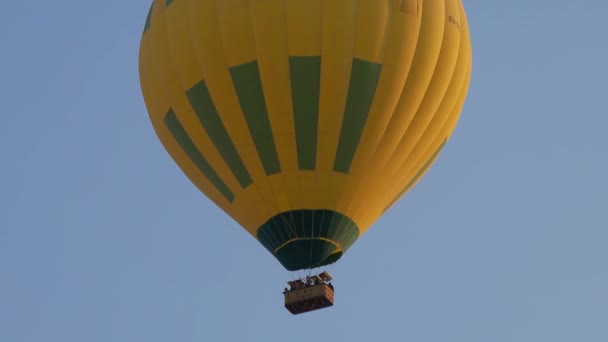 Horkovzdušný Balón Létající Modré Obloze — Stock video