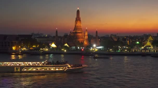 Wat Arun Świątyni Buddyjskiej Łodzi Rzece Chao Phraya Zmierzchu Bangkoku — Wideo stockowe