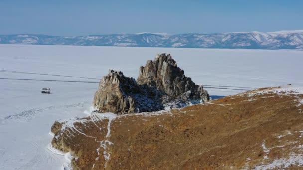 Letecký Pohled Šaman Rock Jedno Posvátných Míst Zamrzlém Jezeře Bajkal — Stock video
