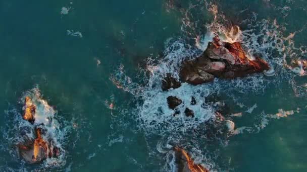 Вид Сверху Воздуха Волны Скалы Море — стоковое видео