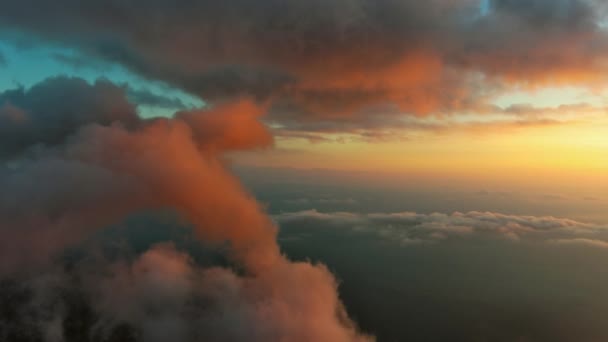 Літаючи Яскравих Хмарах Над Морем Яскравих Кольорах Заходу Сонця — стокове відео