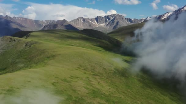 Εναέρια Καλοκαιρινό Τοπίο Σύννεφα Στα Βουνά Του Καυκάσου Δημοκρατία Του — Αρχείο Βίντεο