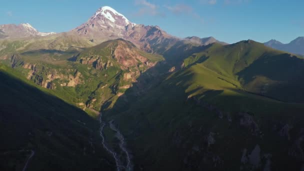 Вид Воздуха Гору Казбек Утреннем Свете Третья Высоте Вершина Грузии — стоковое видео