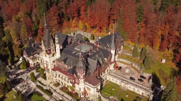 Luchtfoto Rondom Uitzicht Peles Castle Het Herfstbos Sinaia Roemenië Zomer — Stockvideo