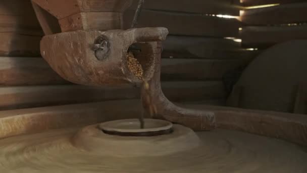 Lavorazione Vecchio Mulino Acqua Alimentato Pietre Legno — Video Stock