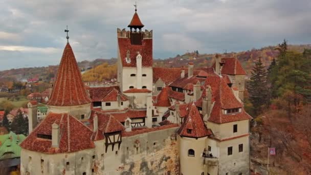 Romanya Nın Transilvanya Bölgesindeki Bran Şatosunun Havadan Görüntüsü Sonbahar Mevsimi — Stok video