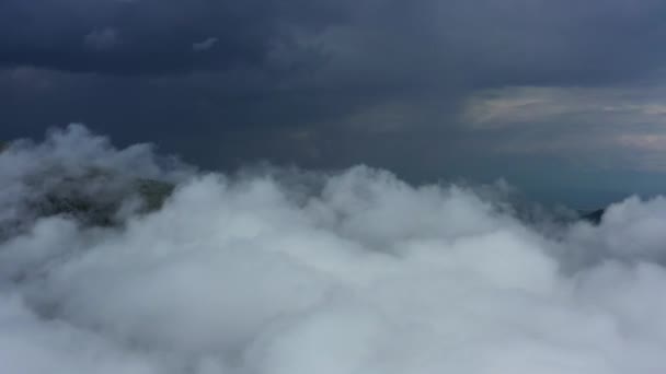 雲の上を飛ぶ 雲と山 4Kの空中ビュー — ストック動画