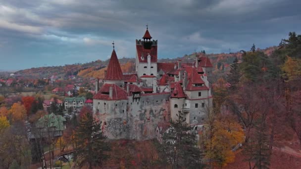 Romanya Nın Transilvanya Bölgesindeki Bran Şatosunun Hava Manzarası Sonbahar Mevsimi — Stok video