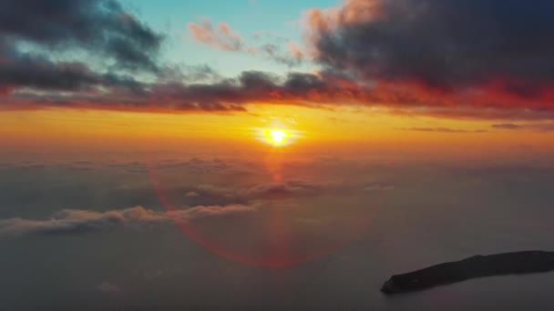 日没時にアドリア海の島の空中ビュー 雲とオレンジの太陽とカラフルな空のトップビュー クロアチア4K — ストック動画