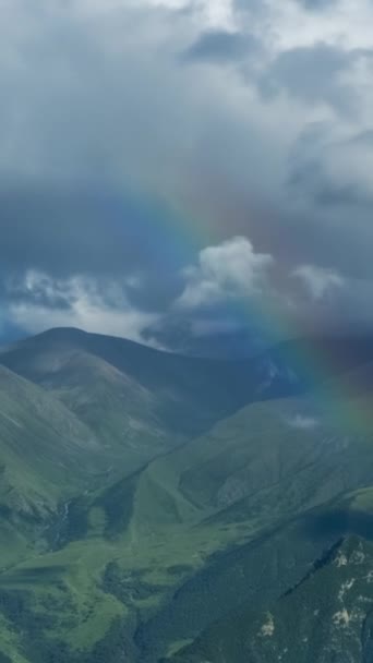 Чудовий Літній Пейзаж Веселкою Хмарами Швидко Рухаються Горах Кавказу Росія — стокове відео