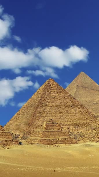 Timelapse Хмарами Над Великими Пірамідами Єгипті Вертикальне Відео — стокове відео