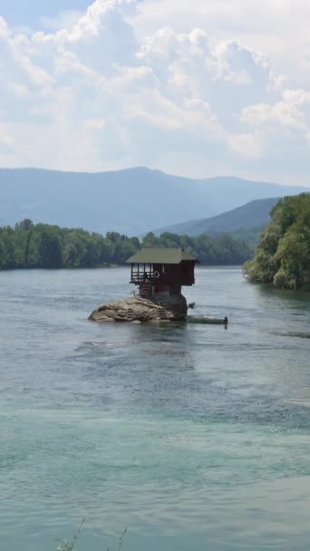 Sırbistan Bajina Basta Kentindeki Drina Nehrinde Yalnız Bir Dikey Video — Stok video