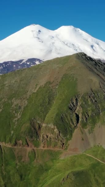 Πετάει Κοντά Στο Όρος Έλμπρους Βουνά Του Βόρειου Καυκάσου Ρωσία — Αρχείο Βίντεο
