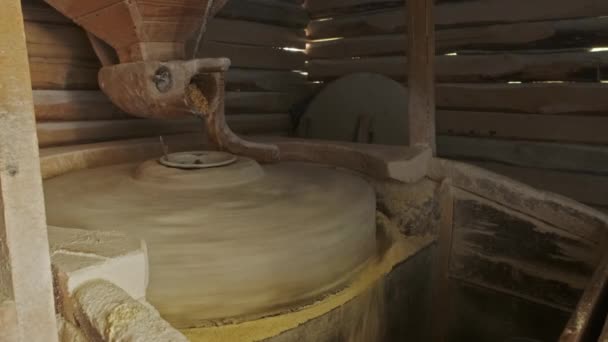 用石材和木料制成的旧水动力磨床 — 图库视频影像