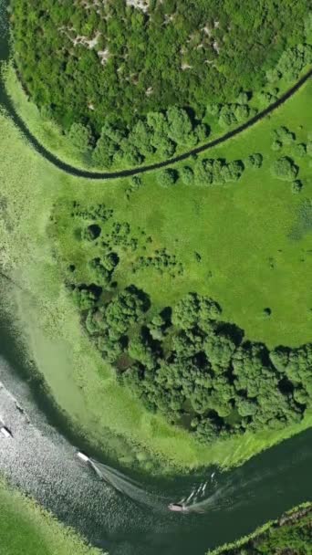 Αεροφωτογραφία Της Rijeka Crnojevica Βάρκες Στο Όμορφο Ποτάμι Μεταξύ Των — Αρχείο Βίντεο