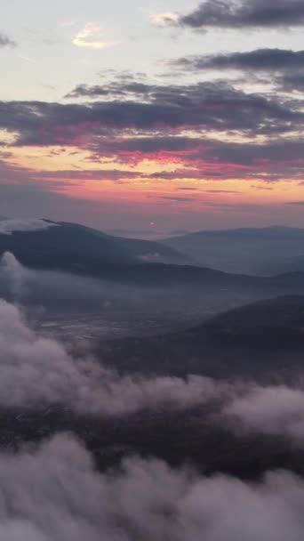 Fliegen Über Den Wolken Luftaufnahme Von Wolken Und Sonnenuntergang Flugreisen — Stockvideo