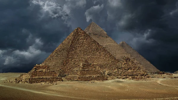 エジプトのジザカイロにある大きなピラミッドと暗い嵐の雲 — ストック写真