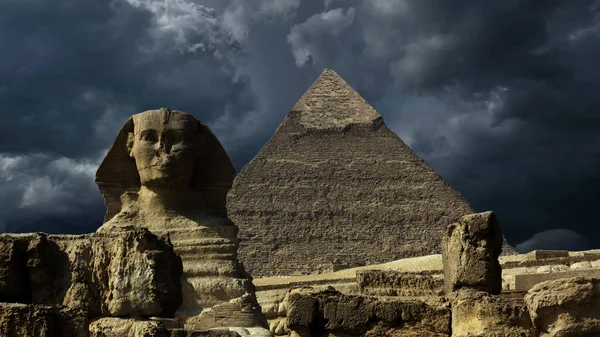 Grande Pirâmide Esfinge Nuvens Escuras Tempestade Gizé Cairo Egito — Fotografia de Stock