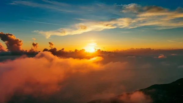 Fliegen Hellen Wolken Über Dem Meer Hellen Farben Des Sonnenuntergangs — Stockfoto
