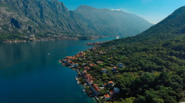 Vista Aérea Baía Kotor Pequena Cidade Mediterrânea Entre Montanhas Montenegro — Fotografia de Stock