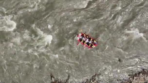 Luftaufnahme Eines Raftingbootes Auf Einem Wunderschönen Gebirgsfluss — Stockvideo
