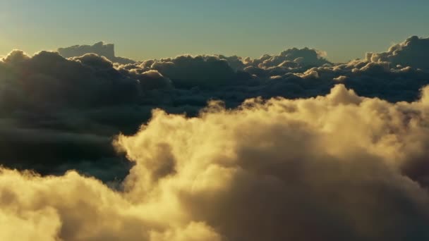 雲の上を飛ぶ 雲と朝の太陽の空中ビュー 空気の完璧な背景によって旅行 — ストック動画