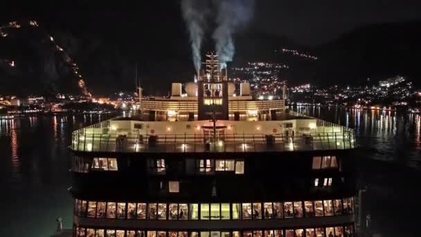 Luchtfoto Vooraanzicht Van Verlichte Grote Cruiseschip Zee Nachts — Stockvideo