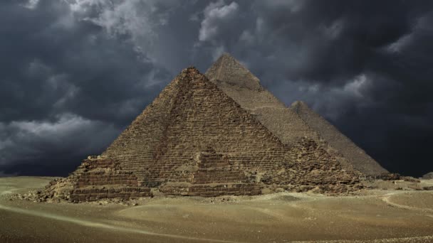 ギザカイロ エジプト 4Kの大ピラミッドと暗い嵐の雲 — ストック動画