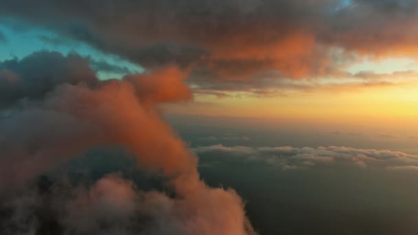 明るい夕日の色で海の上に明るい雲の中を飛んで — ストック動画