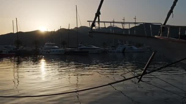Vista Porto Marina Com Iates Ancorados Lanchas Pôr Sol — Vídeo de Stock